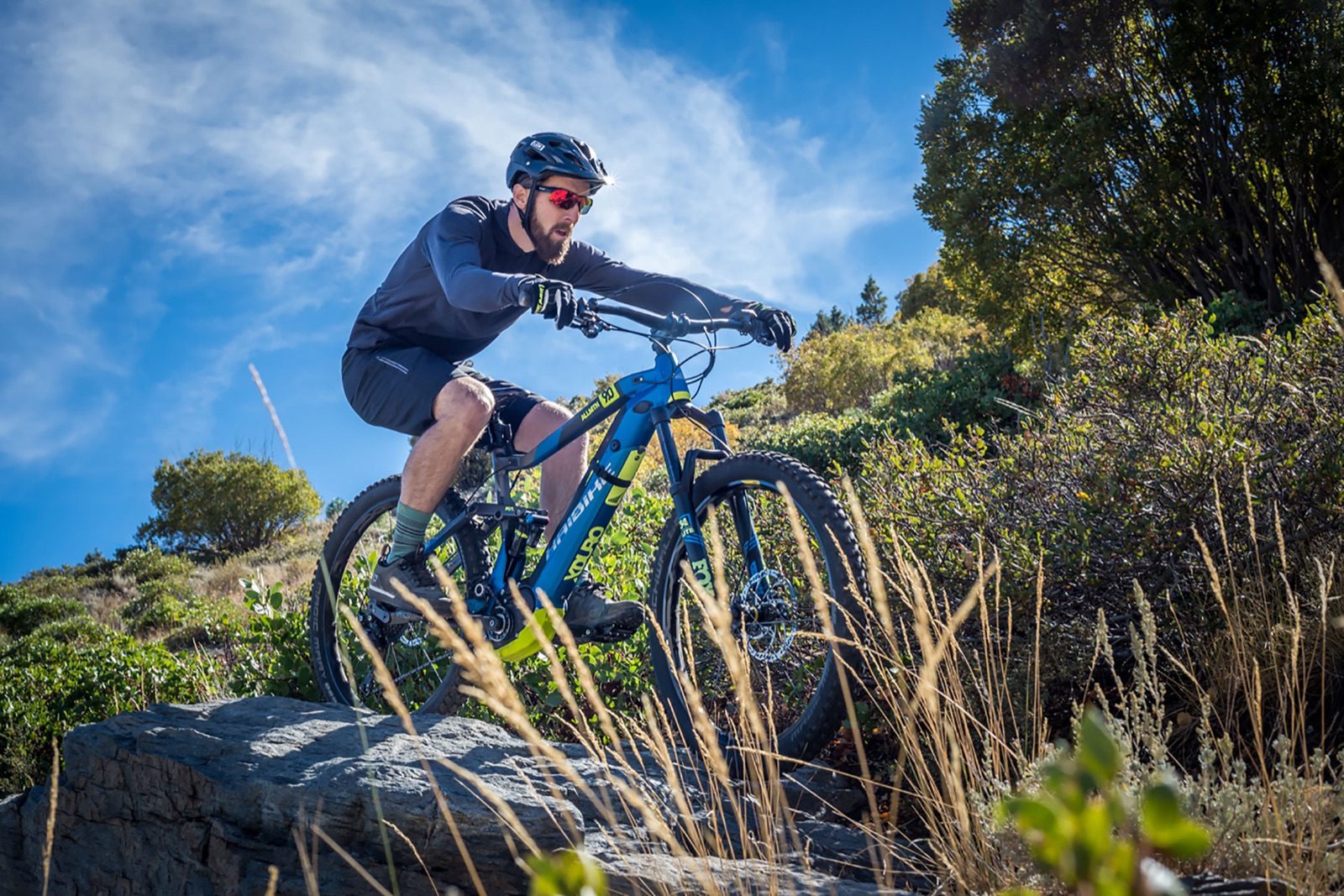 Fahrer auf einem E-Mountainbike von Haibike
