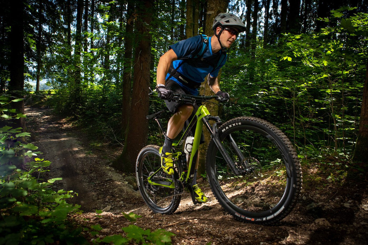 Mountainbiker auf einem Merida im Wald